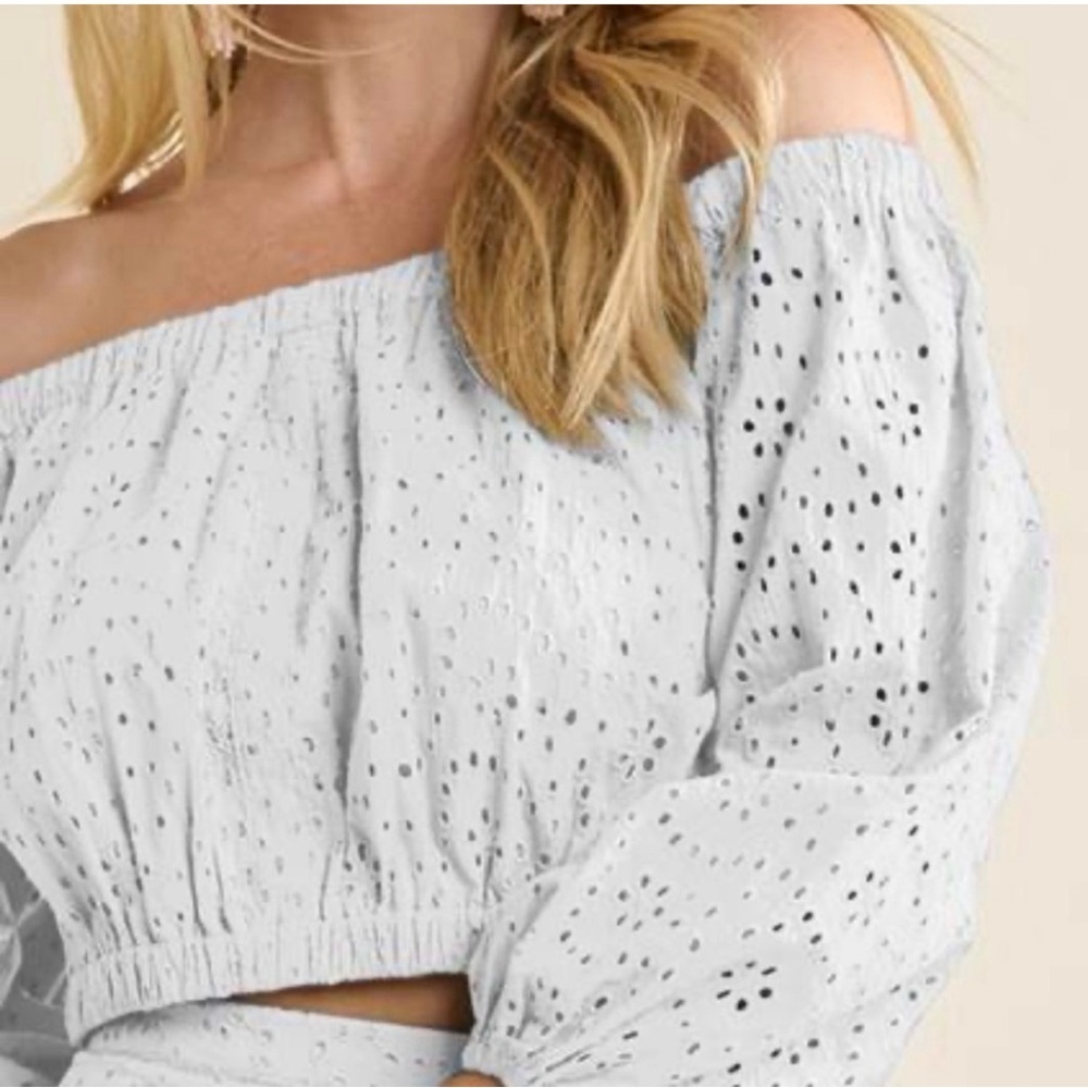 Venus White Eyelet Off-the-Shoulder Crop Top • Size US 6